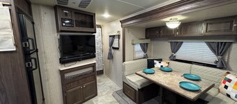 One Grand Place: Cozy RV - Private Waterfront, Relaxing, Amazing Sunsets
