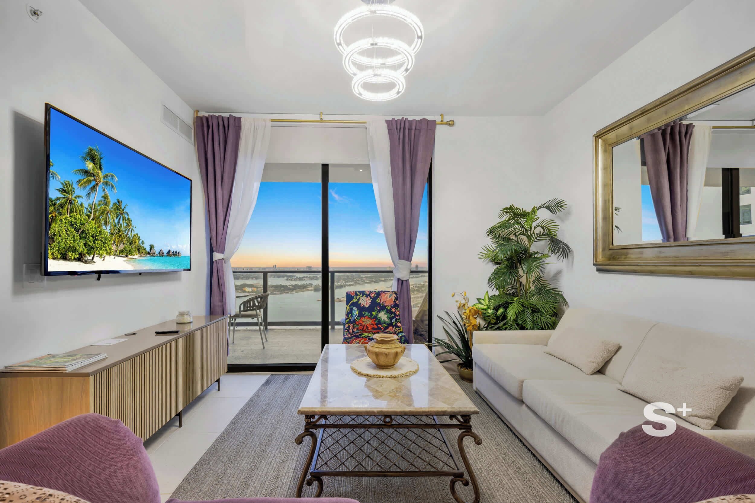 Appartement, balkon, uitzicht op stad | Woonruimte | Een 36-inch smart-tv met kabelzenders