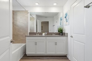 House - Chic Family Retreat Pool Mario and Mickey Rooms (Davenport)