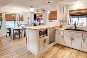 Private kitchen - LOZ Lakefront Modern Cabin Retreat - Boat Slip, Dock to swim, Kayaks, Quiet Cove (Osage Beach)