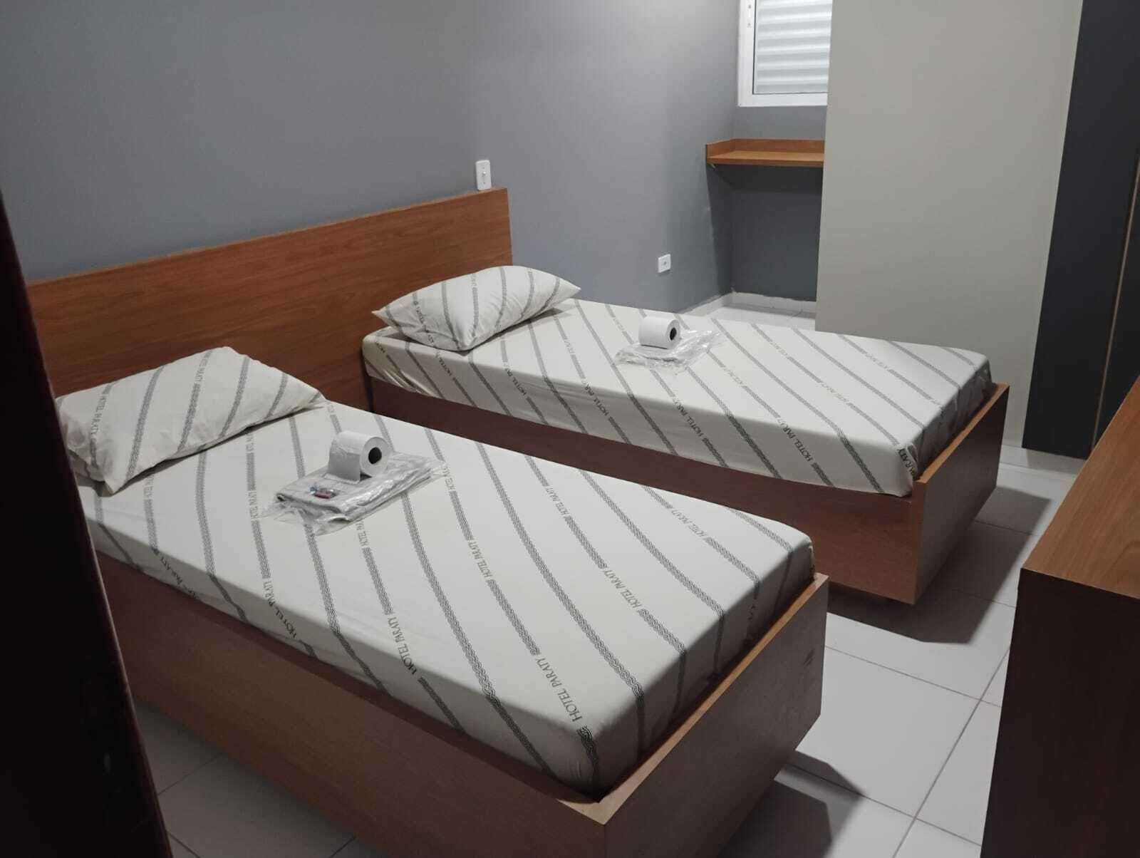 Habitación básica con 2 camas individuales