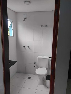 Habitación básica doble, vista a la ciudad | Baño