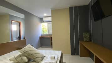 Quarto casal básico, vista para a cidade