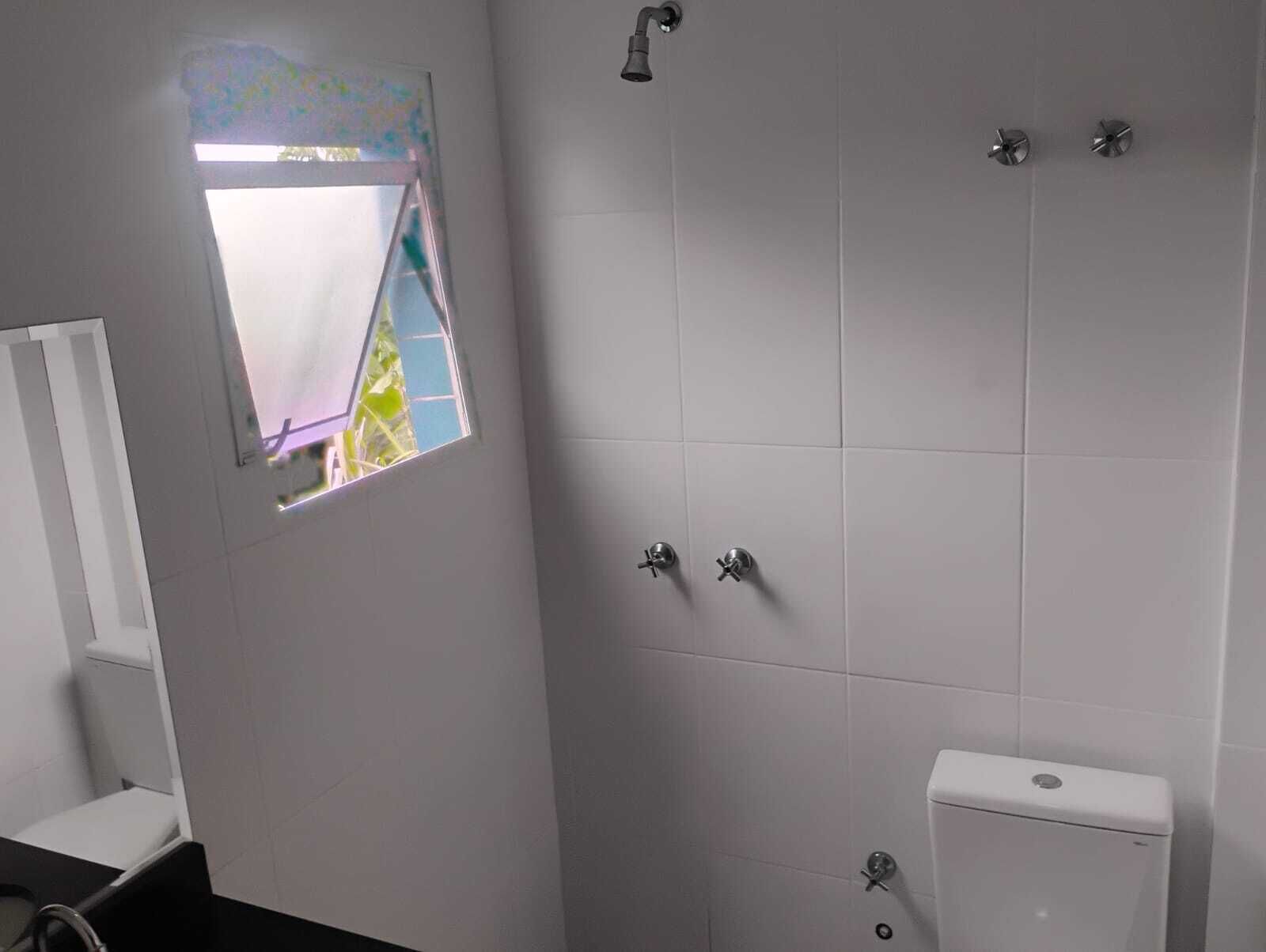 Chuveiro, toalhas de banho, sabonete, papel higiênico
