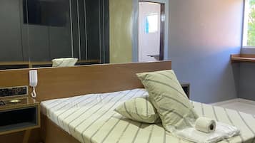 Quarto casal básico, vista para a cidade