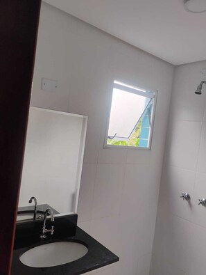 Habitación básica con 2 camas individuales | Baño | Regadera, toallas, jabón, papel de baño