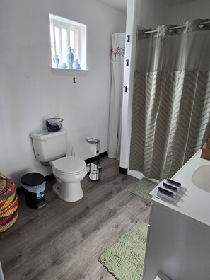 Een douche, een haardroger, handdoeken, zeep