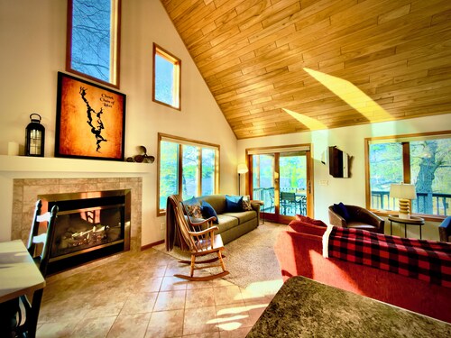 HIDDEN COVE at Prairie Lake: 3BR Waterfront Retreat on Quiet Bay on Chetek Chain