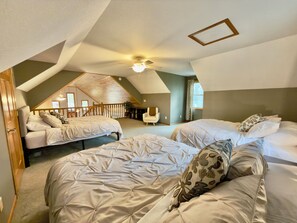 3 bedrooms, free WiFi, bed sheets - HIDDEN COVE at Prairie Lake: Waterfront sleeps 12 on a quiet Bay & private dock (Chetek)