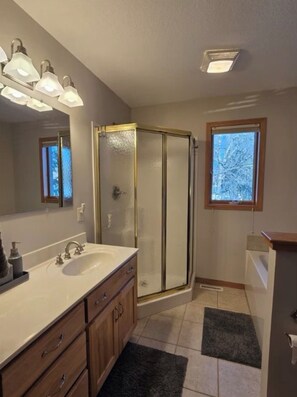 Bathroom - HIDDEN COVE at Prairie Lake: 3BR Waterfront Retreat on Quiet Bay on Chetek Chain (Chetek)
