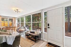 Living area - Charming 3-bedroom Cabin near Pikes Peak in Cascade-Chipita Park (Cascade-Chipita Park)