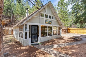Exterior - Charming 3-bedroom Cabin near Pikes Peak in Cascade-Chipita Park (Cascade-Chipita Park)