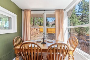 Dining - Charming 3-bedroom Cabin near Pikes Peak in Cascade-Chipita Park (Cascade-Chipita Park)