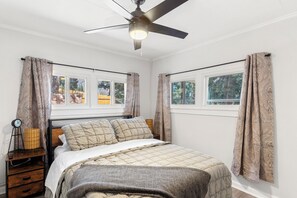 3 bedrooms, iron/ironing board, Internet, bed sheets - Charming 3-bedroom Cabin near Pikes Peak in Cascade-Chipita Park (Cascade-Chipita Park)