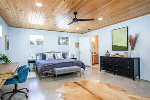 Room - Bandera Hill Country Retreat • Private Pool • Sleeps 12 (Bandera)