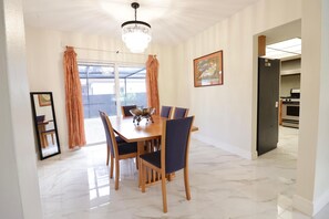 Dining - Fabulous 3-bedroom house with POOL in sunny North Miami (Miami)