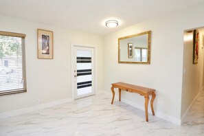 Interior - Fabulous 3-bedroom house with POOL in sunny North Miami (Miami)