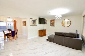 Living area - Fabulous 3-bedroom house with POOL in sunny North Miami (Miami)