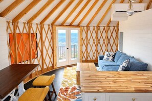 TV - Scenic Glamping Yurt Retreat, Full Kitchen/Bath (Rising Fawn)