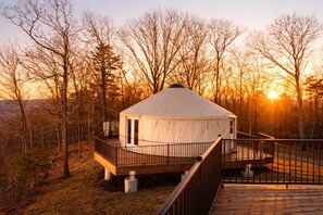 Terrace/patio - Scenic Glamping Yurt Retreat, Full Kitchen/Bath (Rising Fawn)