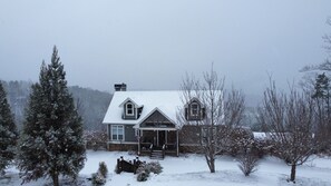 Exterior - Massive Blue Ridge Mountain and Brasstown Bald Views from the Hot Tub, Sleeps 10 (Hiawassee)
