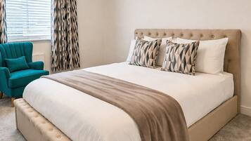 3 bedrooms, desk, iron/ironing board, travel cot