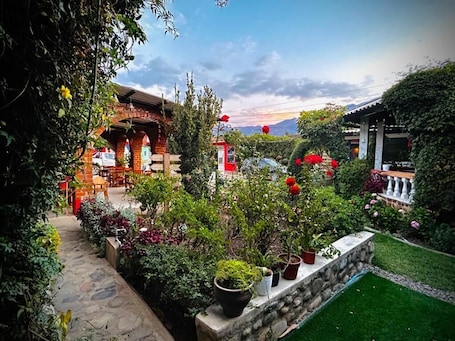 Property grounds. CASA HOTEL ALPAMAYO