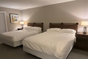 4 bedrooms, iron/ironing board, WiFi, bed sheets - Refreshed look has started! “Seek The Peak” 3BR+Loft Golf & Ski Retreat sleep 14 (Clymer)