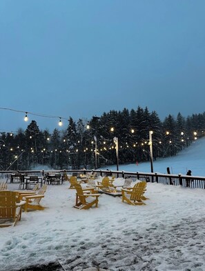 Outdoor dining - Refreshed look has started! “Seek The Peak” 3BR+Loft Golf & Ski Retreat sleep 14 (Clymer)