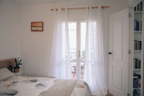 3 bedrooms, WiFi, bed sheets - Centrally located, air-conditioned apartment on the beach (Cubelles)