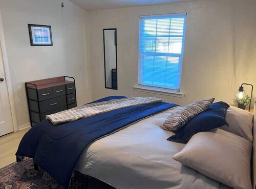 Peaceful Cozy Retreat with Backyard near Downtown