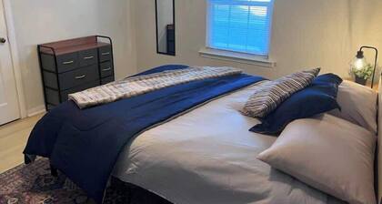 Peaceful Cozy Retreat with Backyard near Downtown