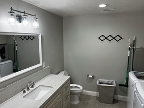 Bathroom - Adorable 1-bedroom unit in peaceful Hughson. Absolutely great location (Hughson)