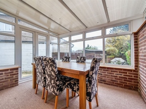 Dining - Cosy 2 bed home with garden and parking near station (Chippenham)