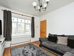 Living area - Cosy 2 bed home with garden and parking near station (Chippenham)