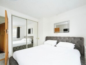 Room - Cosy 2 bed home with garden and parking near station (Chippenham)