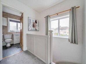 Bathroom - Cosy 2 bed home with garden and parking near station (Chippenham)