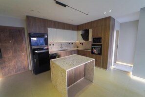 Microwave, oven, stovetop, dishwasher - Luxury 3-bedroom apartment, Nile view, Old Cairo (Le Caire)