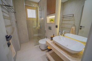 Haartrockner, Handtücher, Seife, Toilettenpapier
