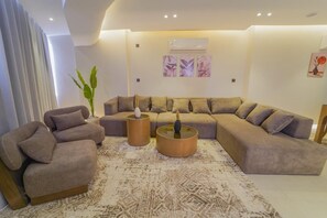 TV - Luxury 3-bedroom apartment, Nile view, Old Cairo (Le Caire)