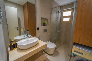 Haartrockner, Handtücher, Seife, Toilettenpapier