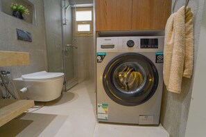 Haartrockner, Handtücher, Seife, Toilettenpapier