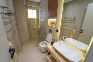 Haartrockner, Handtücher, Seife, Toilettenpapier