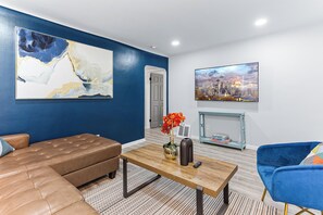 Living area - NEW-5BD/Spacious Home w/Wi-Fi, Pool-Table, & more! (Ecorse)