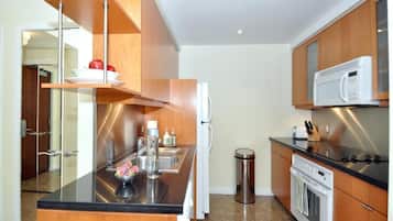 Apartment, City View | Private kitchen
