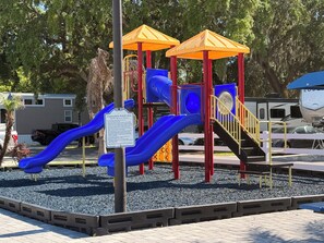 Children’s area - Cozy 2-bedroom Bungalow near Disney, Universal, SeaWorld, Legoland (Kissimmee)