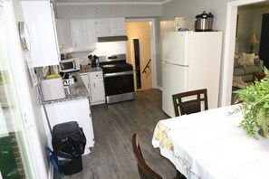 Private kitchen -     Cozy Private Room in Quiet Home (Columbus)