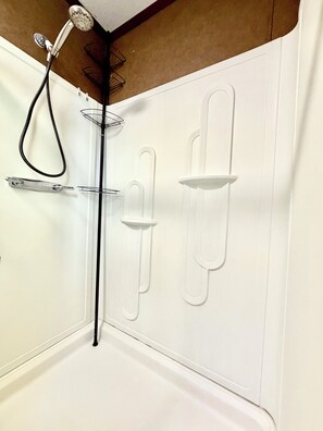 Toallas, jabón, papel de baño 