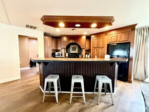 Private kitchen - San Marcos Bobcat Getaway Retreat (San Marcos)