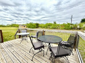 Outdoor dining - San Marcos Bobcat Getaway Retreat (San Marcos)